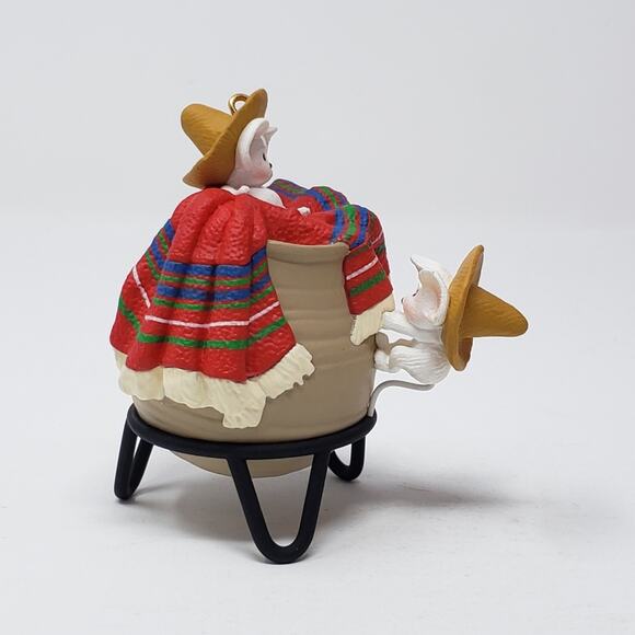 1996 Hallmark Feliz Navidad Handcrafted Keepsake Holiday Christmas Ornament. - Picture 5 of 7